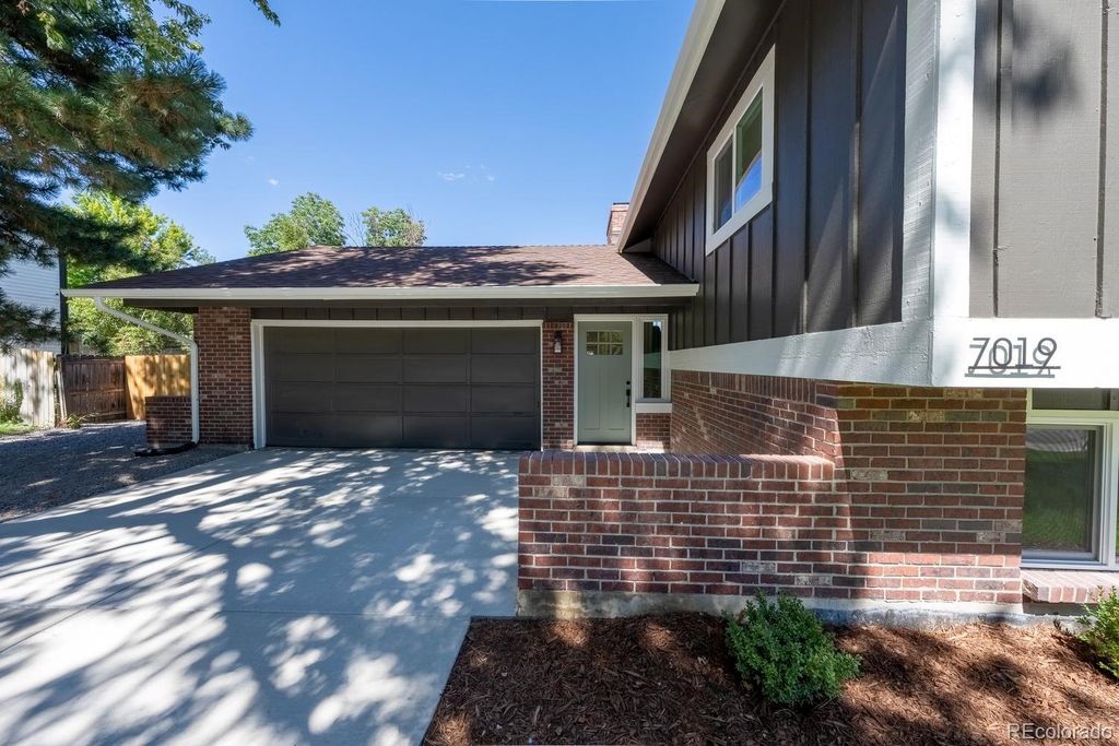 Image 6 of property listing at 7019 W Portland Avenue, Littleton, CO 80128
