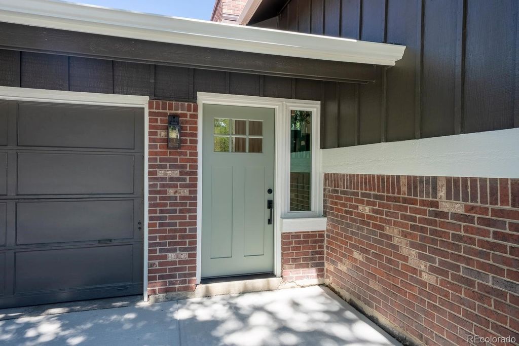 Image 7 of property listing at 7019 W Portland Avenue, Littleton, CO 80128
