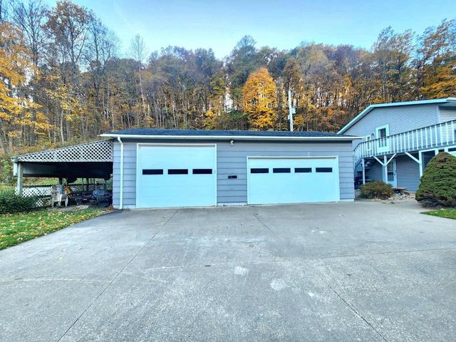 4811 Lynn Hollow Lane, Potosi, WI 53820