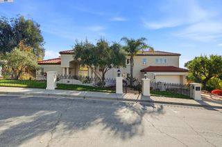 61 Montclaire Dr, Fremont, CA 94539