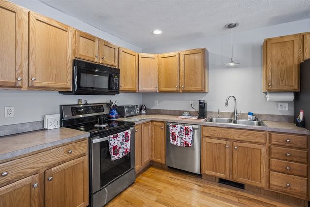 12 Meditation Ln 12, Lancaster, MA 01523