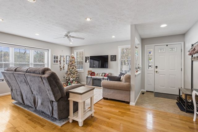 12 Meditation Ln 12, Lancaster, MA 01523