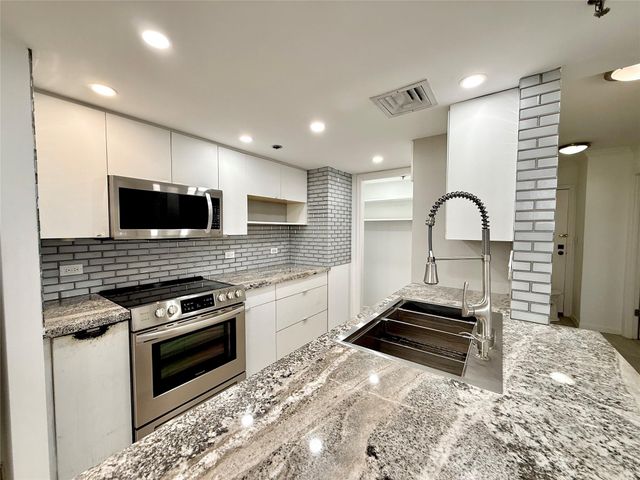 3525 Sage Road 703, Houston, TX 77056