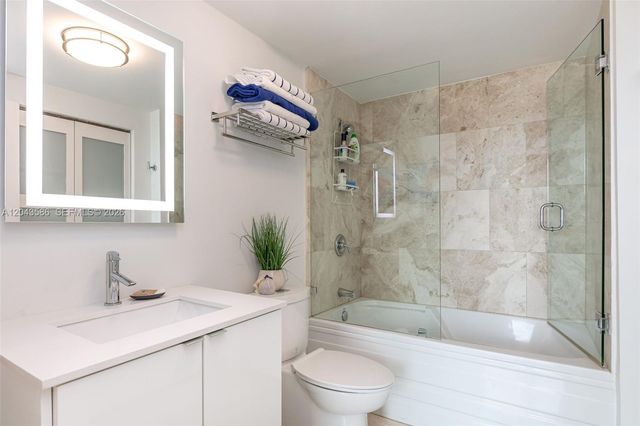 690 SW 1st Ct PHII17, Miami, FL 33130