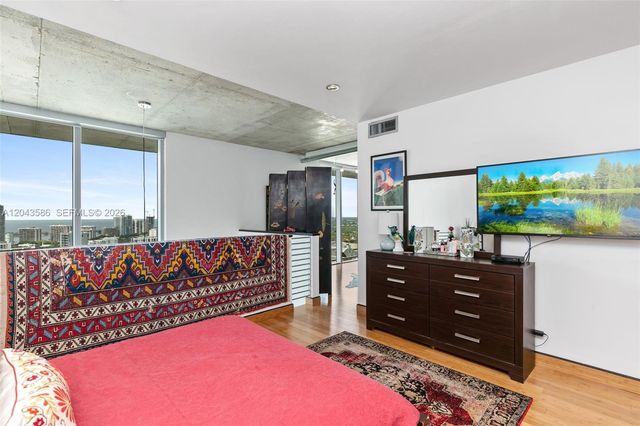 690 SW 1st Ct PHII17, Miami, FL 33130