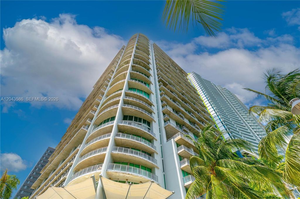 690 SW 1st Ct PHII17, Miami, FL 33130