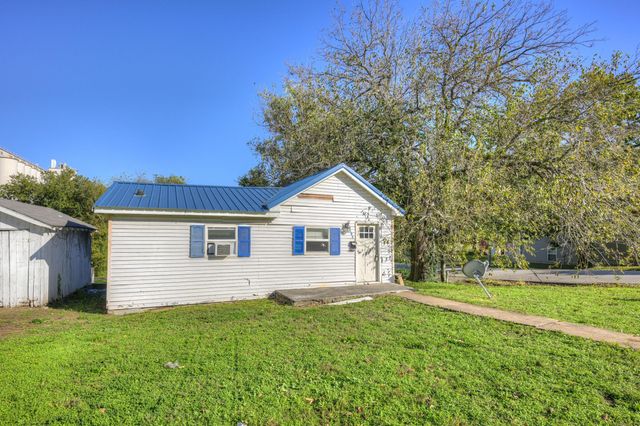 300 N Maple Street, Carthage, MO 64836