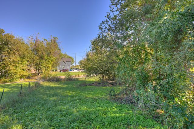 300 N Maple Street, Carthage, MO 64836