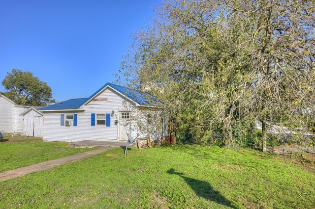 300 N Maple Street, Carthage, MO 64836