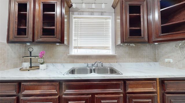 101 Eastgate Street, Houston, TX 77012