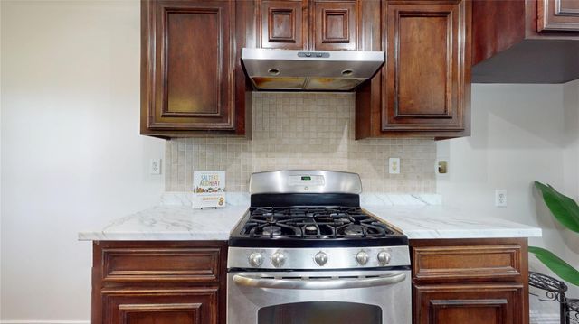 101 Eastgate Street, Houston, TX 77012