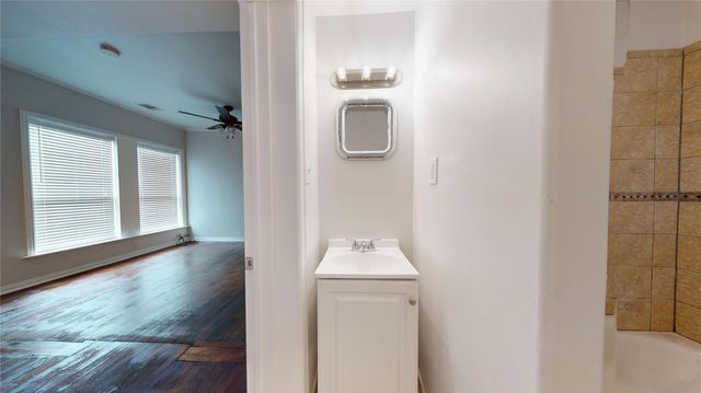 101 Eastgate Street, Houston, TX 77012