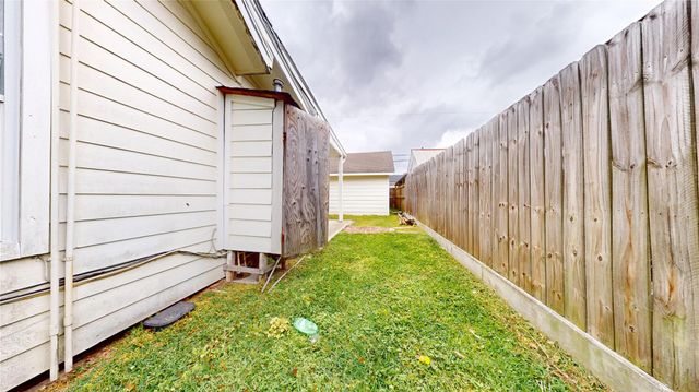 101 Eastgate Street, Houston, TX 77012