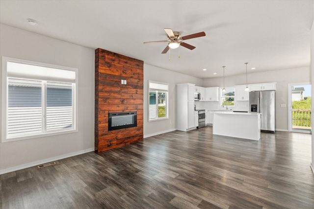 1725 Ashwood Avenue, Norwalk, IA 50211