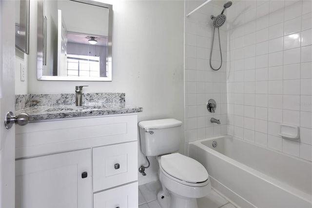 5700 BENTGRASS DRIVE 16-211, Sarasota, FL 34235