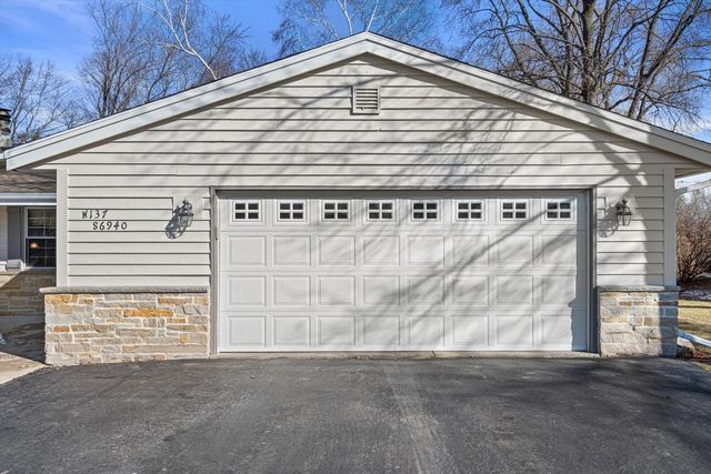 W137S6940 Clarendon PLACE, Muskego, WI 53150