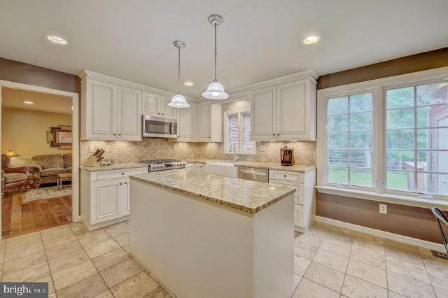 19 RED OAK DR, Voorhees, NJ 08043