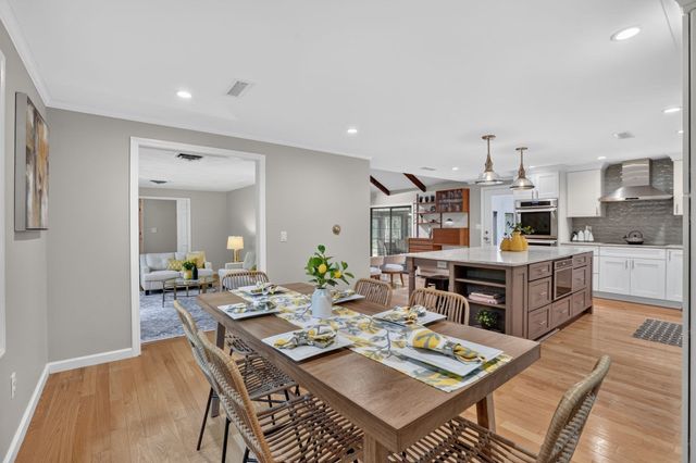 27 Algonquin Ave, Andover, MA 01810