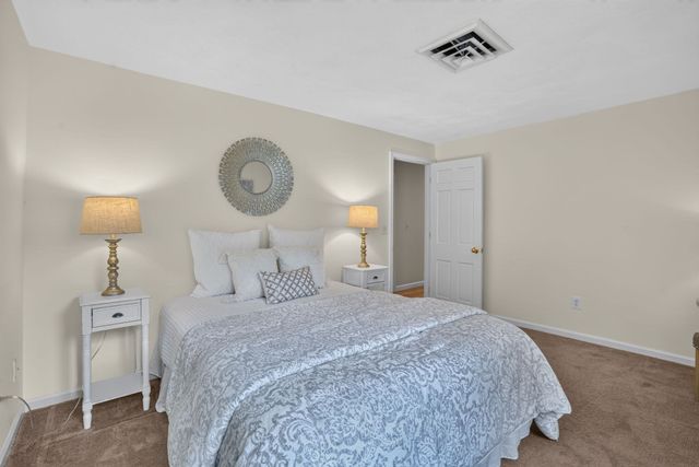 27 Algonquin Ave, Andover, MA 01810