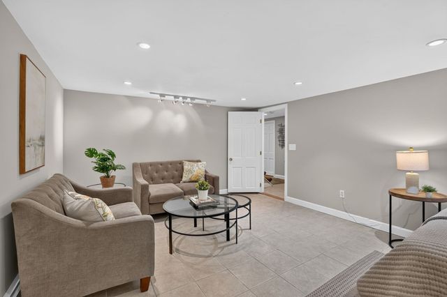 27 Algonquin Ave, Andover, MA 01810