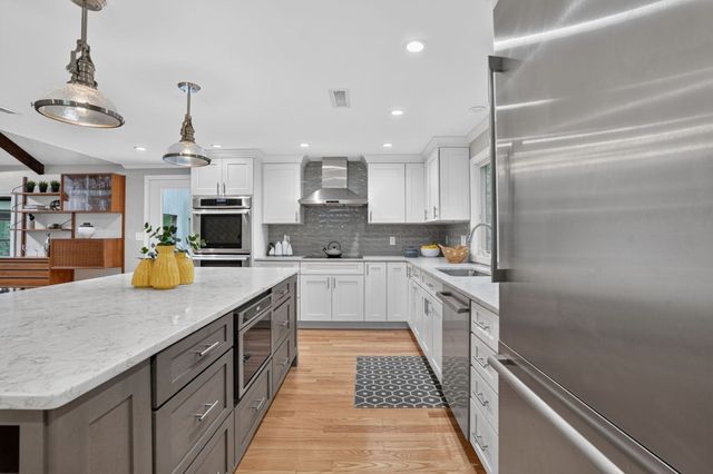 27 Algonquin Ave, Andover, MA 01810