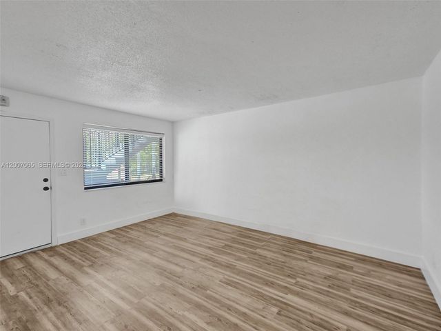 114 SE 8th St 102, Hallandale Beach, FL 33009