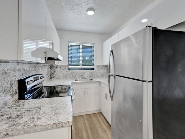 114 SE 8th St 102, Hallandale Beach, FL 33009