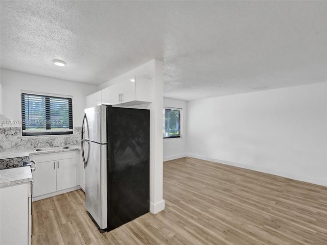 114 SE 8th St 102, Hallandale Beach, FL 33009