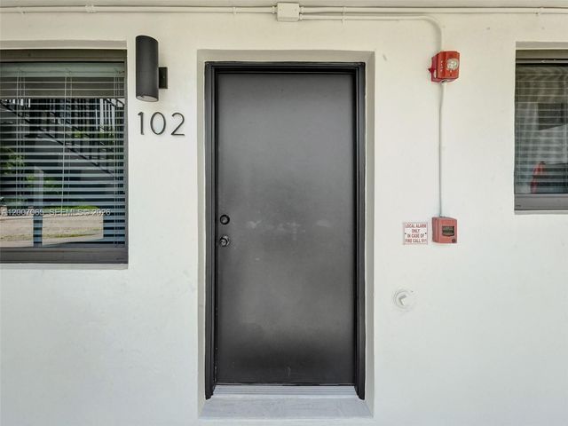114 SE 8th St 102, Hallandale Beach, FL 33009