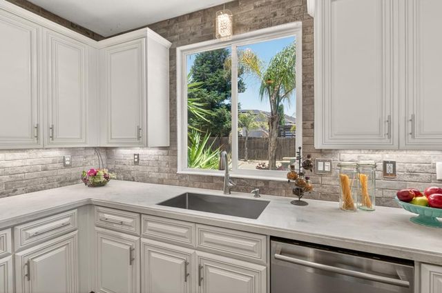 9818 Black Swan Dr, Elk Grove, CA 95624