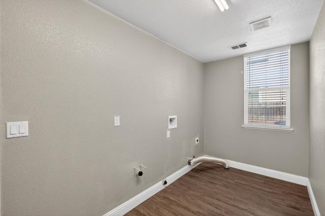 9818 Black Swan Dr, Elk Grove, CA 95624