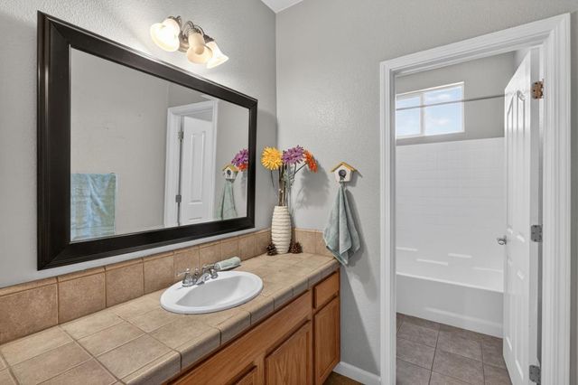 9818 Black Swan Dr, Elk Grove, CA 95624