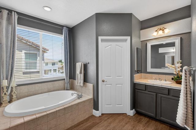 9818 Black Swan Dr, Elk Grove, CA 95624