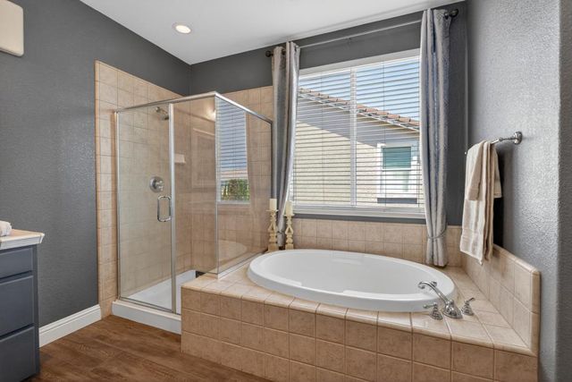 9818 Black Swan Dr, Elk Grove, CA 95624