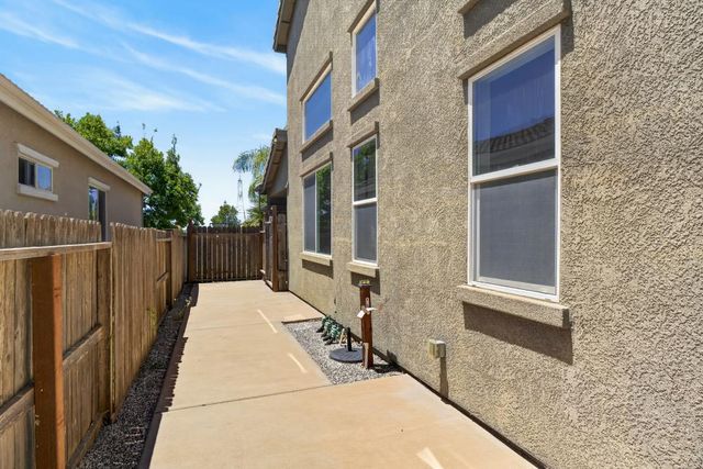 9818 Black Swan Dr, Elk Grove, CA 95624