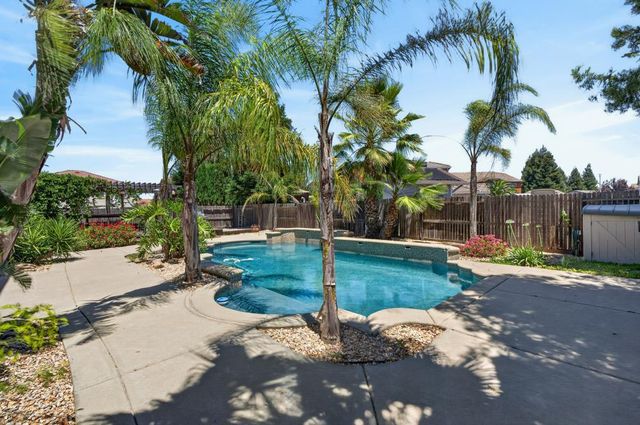 9818 Black Swan Dr, Elk Grove, CA 95624