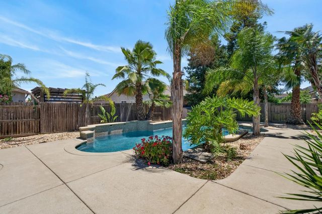 9818 Black Swan Dr, Elk Grove, CA 95624
