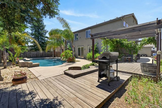 9818 Black Swan Dr, Elk Grove, CA 95624