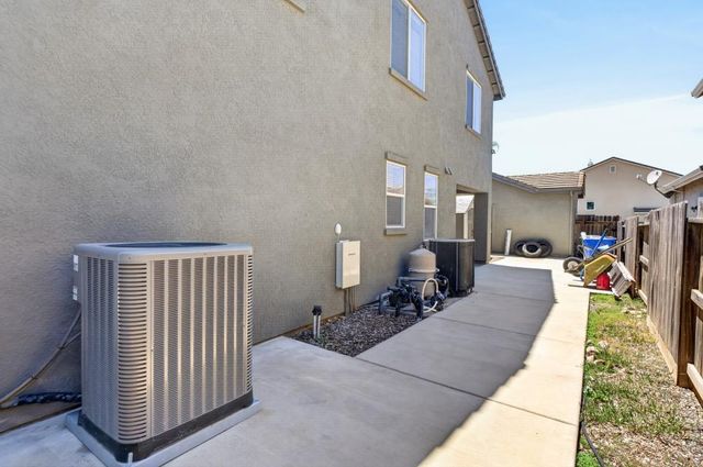 9818 Black Swan Dr, Elk Grove, CA 95624