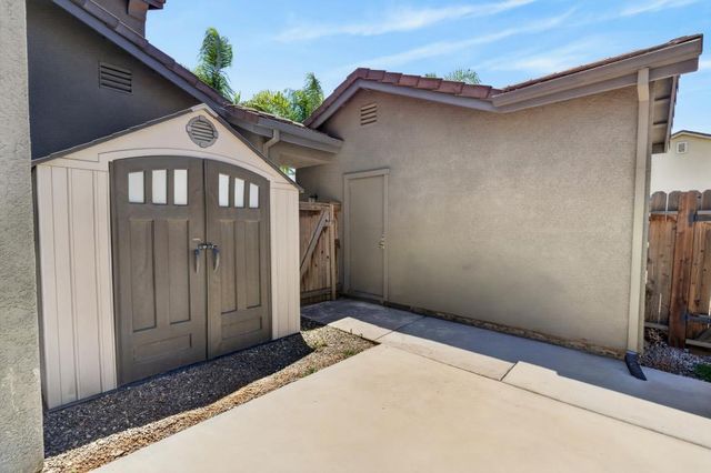 9818 Black Swan Dr, Elk Grove, CA 95624