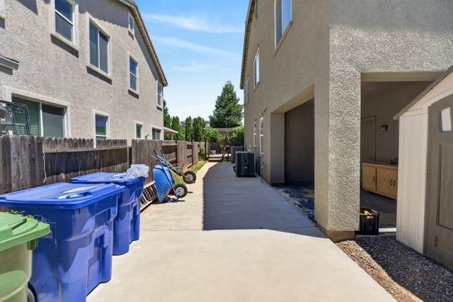 9818 Black Swan Dr, Elk Grove, CA 95624