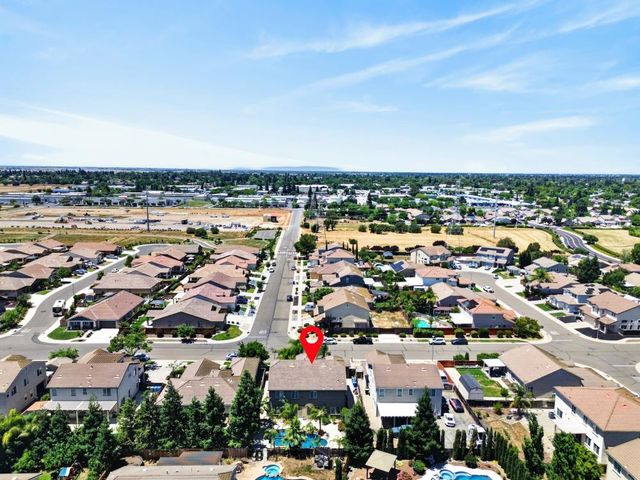 9818 Black Swan Dr, Elk Grove, CA 95624