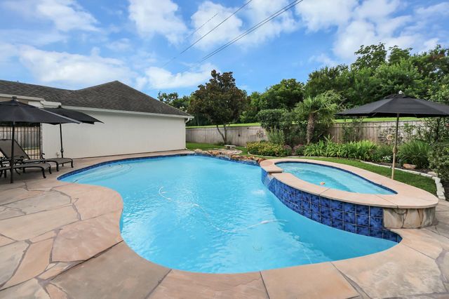 16 Twin Valley Drive, Sugar Land, TX 77479