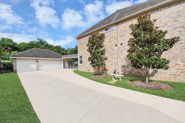 16 Twin Valley Drive, Sugar Land, TX 77479
