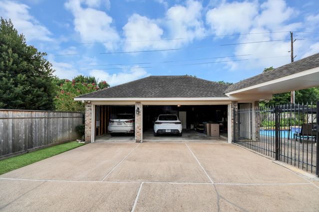 16 Twin Valley Drive, Sugar Land, TX 77479