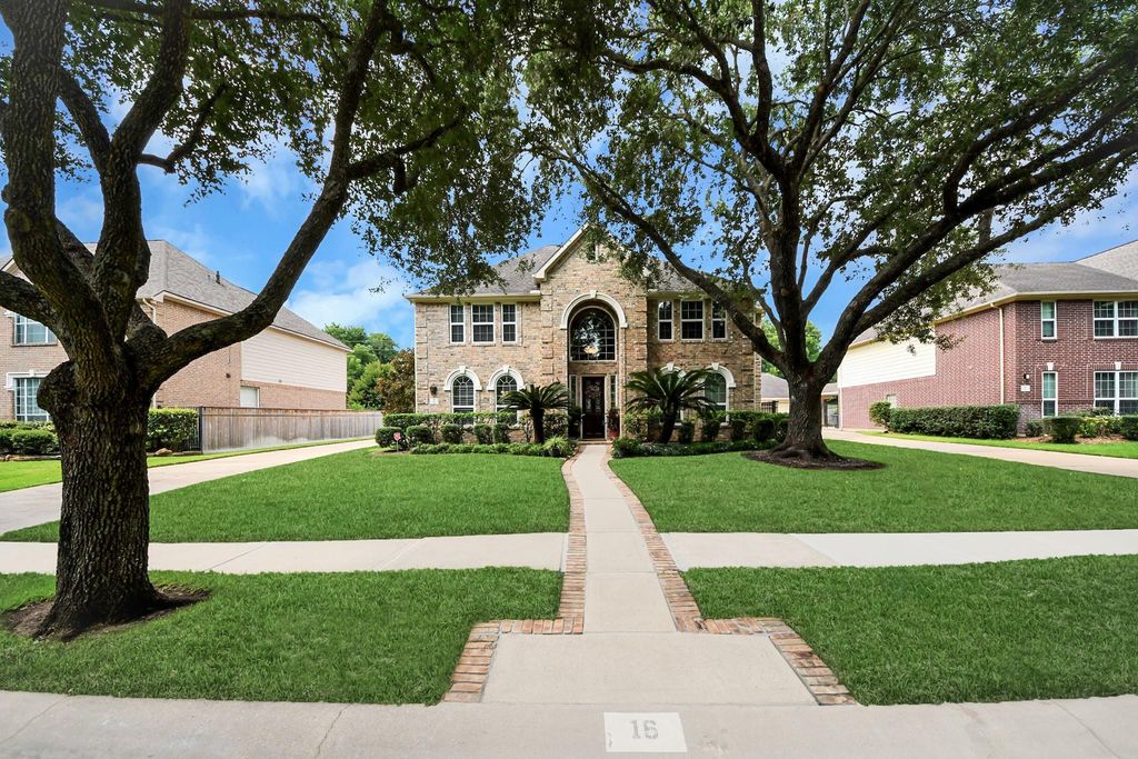 16 Twin Valley Drive, Sugar Land, TX 77479