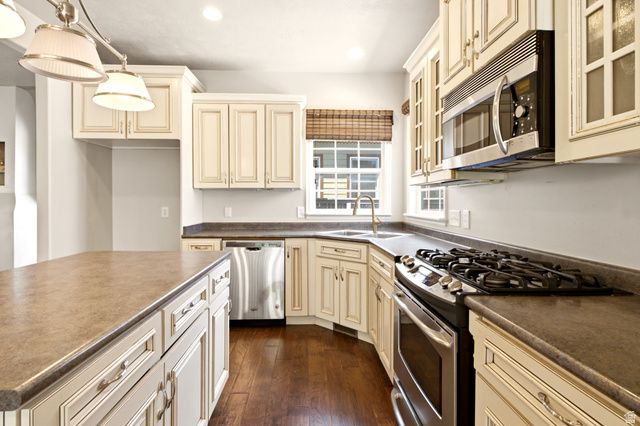 4304 W BLACKSHEAR DR, South Jordan, UT 84009