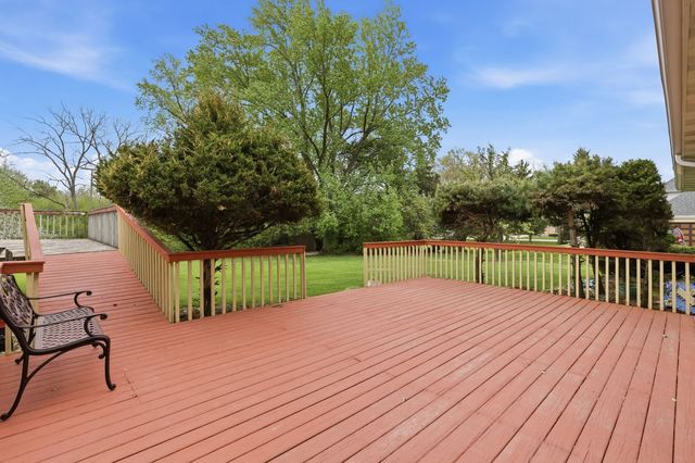 1735 Larson Lane, Roselle, IL 60172