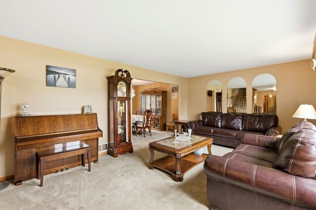1735 Larson Lane, Roselle, IL 60172