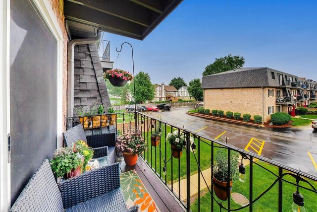 900 S PLUM GROVE Road 216, Palatine, IL 60067